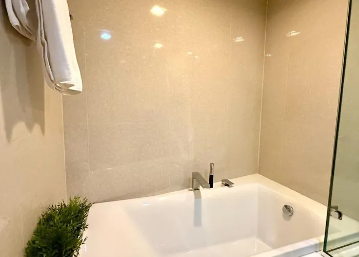 Apartment Cozy Spacious 1br 2bed Gardenview 500m Bts Thonglo, Samitivej, Skv49, Rooftop Pool, Fast 500mbps Wifi Bangkok