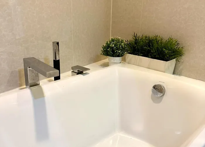 Cozy Spacious 1br 2bed Gardenview 500m Bts Thonglo, Samitivej, Skv49, Rooftop Pool, Fast 500mbps Wifi Apartment *